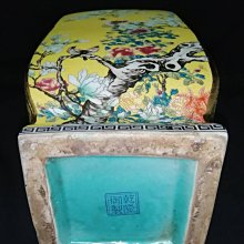 清朝乾隆御製滿黃釉細錦地花鳥紋四方瓷瓶。 錦地又叫軋道瓷是乾隆奇葩