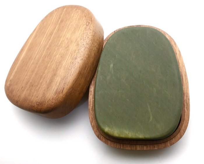 端硯北嶺「綠端」硯，近六吋梨形平板硯，帶有金皮品相，層理密緻，絹