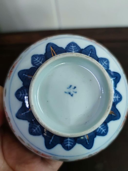民國時期玩玉玲瓏龍紋加彩碗，口沿二處小飛皮鋦修，其中一處下面伴短線