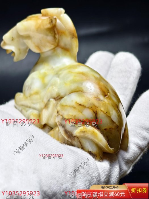 戰漢玉馬，和田白玉料，黃沁入骨，長10.8厘米。玉馬形制剛勁有力，大漢