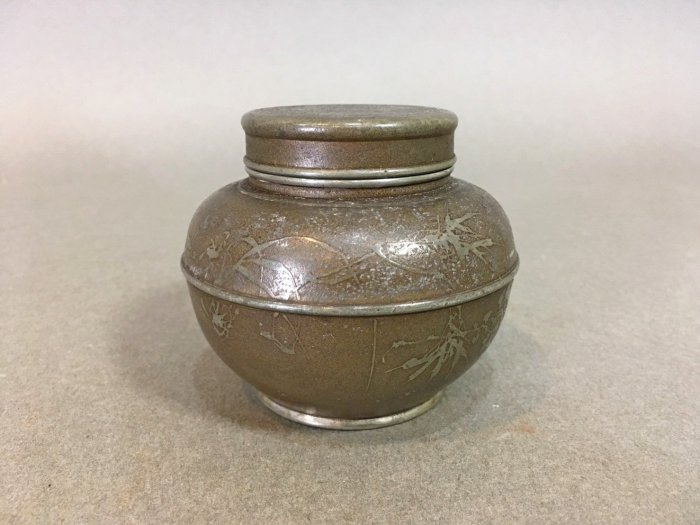 1383 時代錫器 本錫製　 梅文　茶入 華寶軒』日本茶道具昭和初期錫製勝章造梅蘭竹紋飾小形茶入/茶葉罐/錫罐