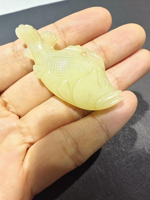 和田玉魚親子の彫刻 嚴選老和田黃玉小魚，精細雕工全品收藏推薦和田玉小魚雕刻| Yahoo拍賣