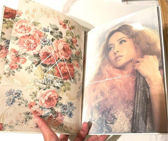 簽名）蔡依林Muse 大藝術家Dr. Jolin 愛的謬思精裝版36頁電影歌詞本