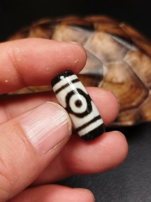 嚴選蓮花三眼天珠，瑪瑙質地，尺寸25.5X10.9，風化皮殼細膩油潤，實物