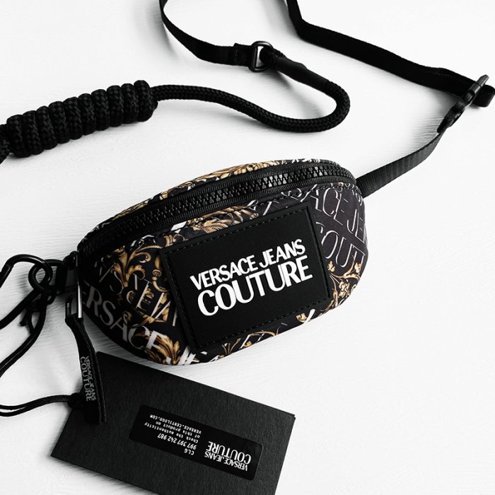 美國百分百【全新真品】Versace Jeans 凡賽斯 斜揹包 VJ 胸包 LOGO 男包 專櫃精品 黑色 CK77