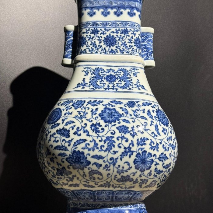 嚴選乾隆時期青花瓶，古典缠枝蓮紋貫耳四方瓶，適合收藏家珍藏乾隆青花