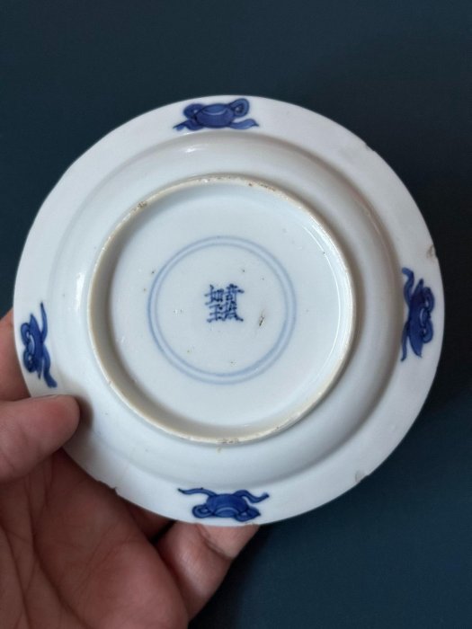 康熙三娘教子細路青花小碟此件清康熙·青花三娘教子紋折沿小盤,款識 康熙三娘教子細路青花小碟此件清康熙·青花三娘教子紋折沿小盤,款識