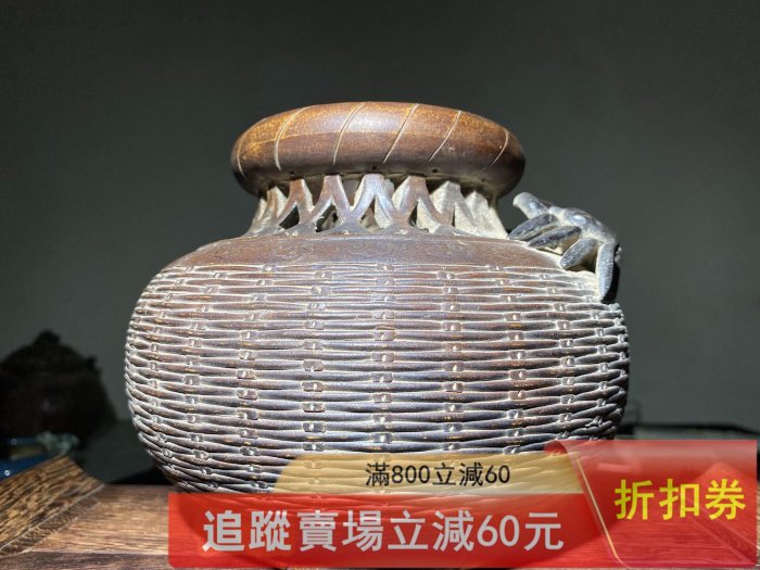 紫砂八方來財螃蟹筆筒款獨特紫砂筆筒，采用手工制作，品相完好無瑕疵