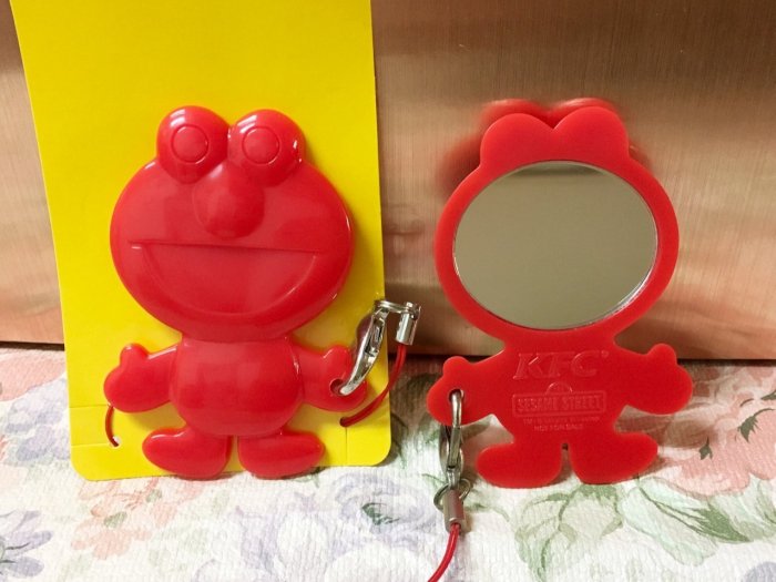 * ︎QP小舖 * 芝麻街《 ELMO 艾摩 》隨身鏡吊飾~出清
