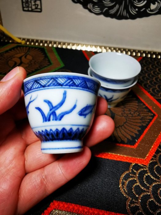 日本清水燒大師柴田如阿彌青花魚草紋茶杯，明治大正時期創作，京燒藝術 