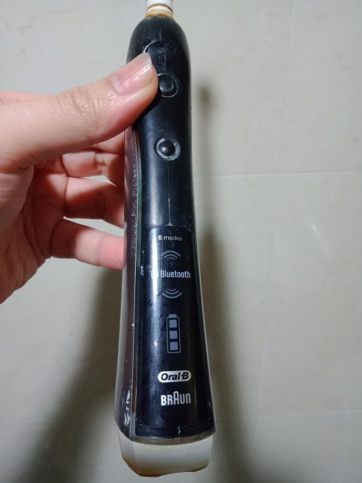 大媽桂二手屋，故障 德國百靈 BRAUN Oral B 歐樂B電動牙刷，高階款，支援藍芽功能，疑似電池老化，歡迎高手撿去維修，或當零件機，殺肉機，料板，原價七千