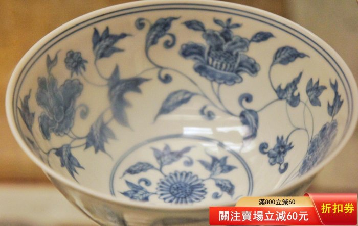 清康熙仿成化青花纏枝花卉紋宮碗標本花與葉均用深色青花勾邊，青料輪廓