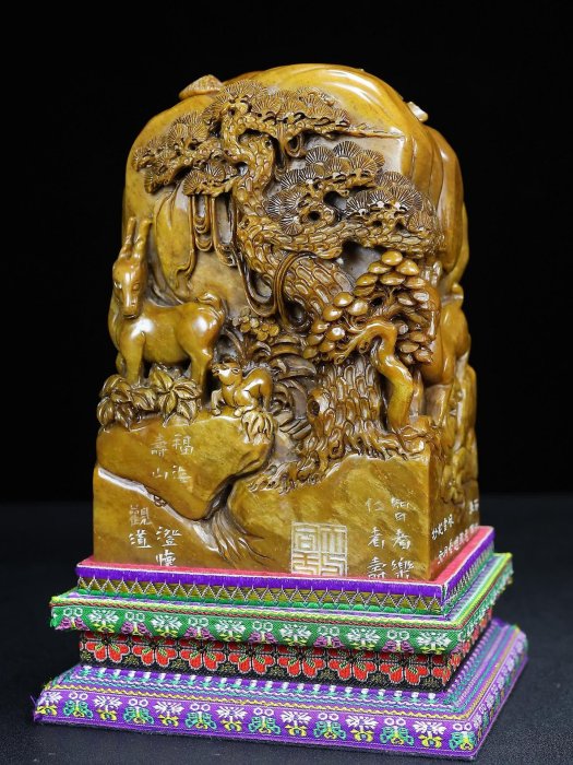 舊藏珍品布盒裝純手工雕刻壽山石擺件。《福祿雙全》名人雕刻，雕工精細