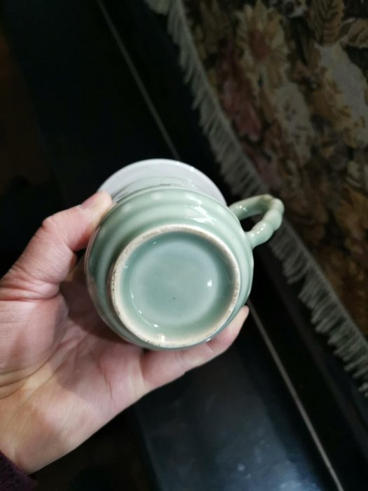 嚴選宋代青瓷茶杯，竹節杯身搭配精美竹葉圖案，杯蓋為竹枝造型，釉質