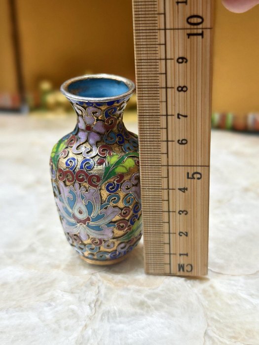 景泰藍掐絲琺瑯小花瓶，銅胎打造色彩漸變美，高8公分巧緻工藝推薦收藏