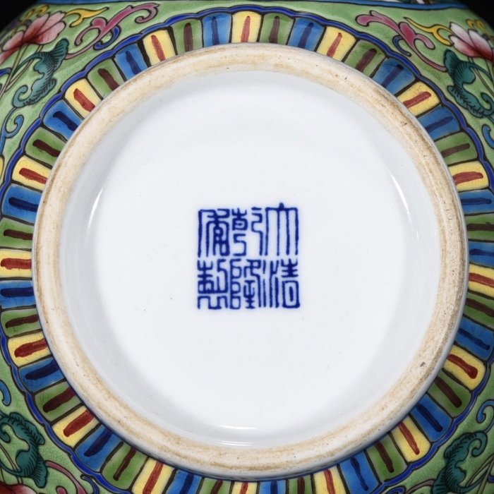 清乾隆粉彩描金開窗花鳥紋賞瓶，高14厘米.直徑27厘米，80028396古玩