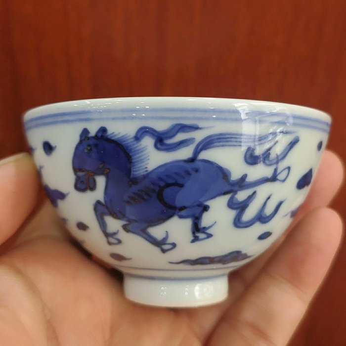 明代青花飛馬紋茶杯，品相完好，胎質細膩，釉色純正，青花發色幽藍