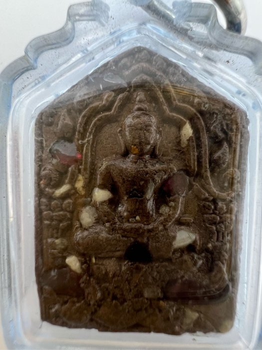 探索泰國古法加持:龍普賢2562舍利坤平寶石金面,能量滿載