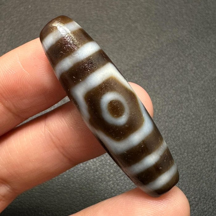 嚴選臺灣工藝朱砂寶蓋三眼天珠，尺寸42x12.2mm，適合收藏品鑒。#天珠