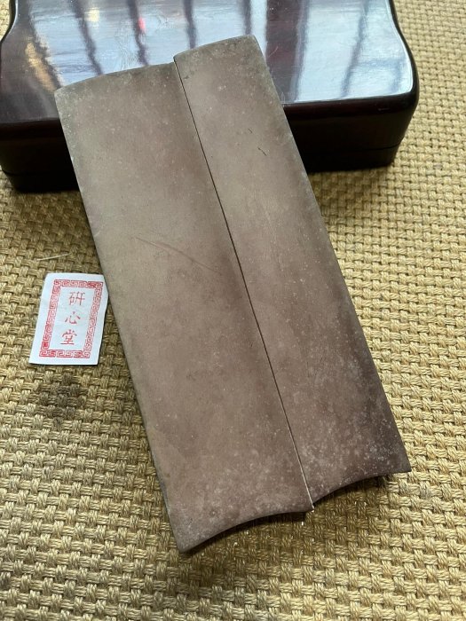嚴選島國仿古鱔魚黃澄泥硯，尺寸19×9.5×2cm，乾濕雙圖，附原配木胎青漆