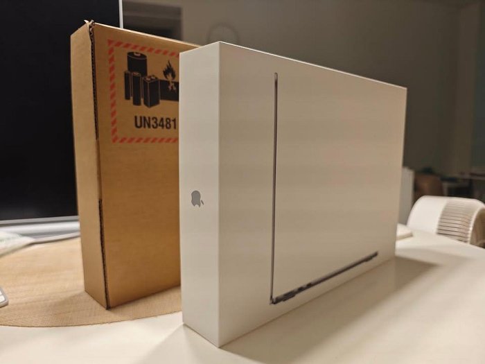 全新未拆 13 吋 MacBook Air M3 16G 512G SSD 太空灰