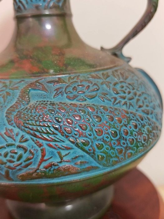 嚴選日本回流瑞峰作孔雀花瓶，特殊合金材質雙耳設計，底部有款識，口徑