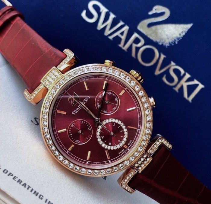 SWAROVSKI ERA JOURNEY 鑲水晶紅色錶盤酒紅色皮革錶帶石英三眼