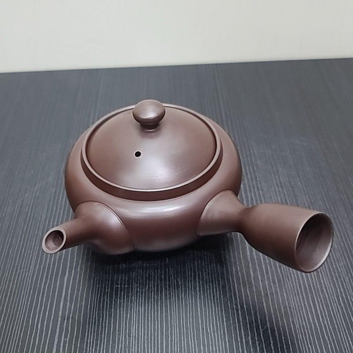 嚴選日本萬古燒川水壺，手工鏨刻松樹畫片，泥料細膩容量280cc中古美器