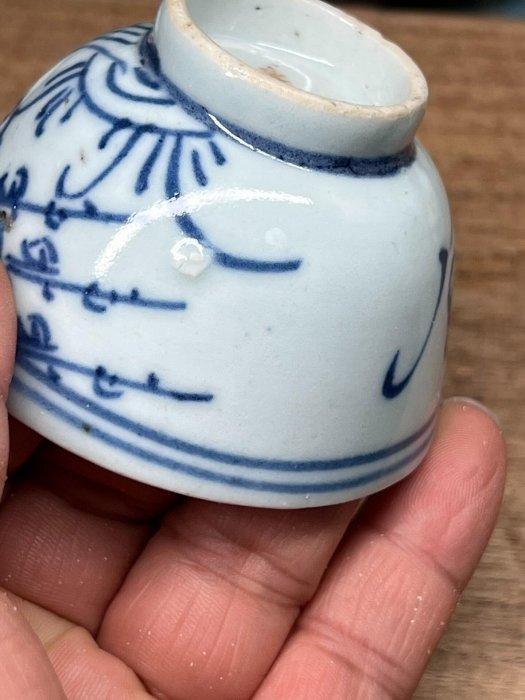 清代青花過墻梅小杯，直徑6.8cm，工藝老道青花自然中古茶道收藏清代