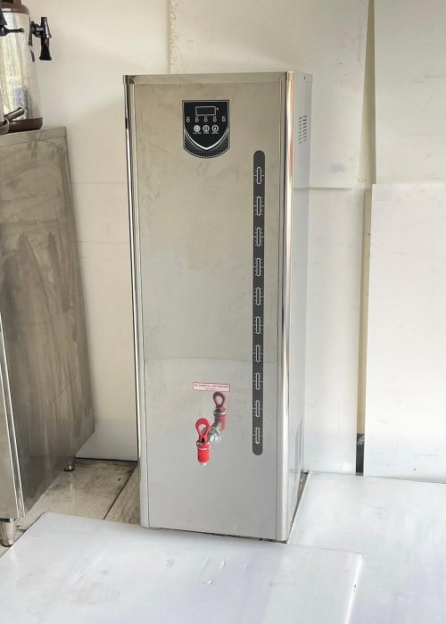 鑫忠廚房設備-餐飲設備：二手30加侖熱水機-賣場有瓦斯爐-電磁爐-冰箱-咖啡機-飲料調製台-烤箱-西餐爐-流理台-熱水機