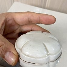 宋定窯花型粉盒收藏十多年，細白胎白釉，做工精細，造型漂亮，完整開門