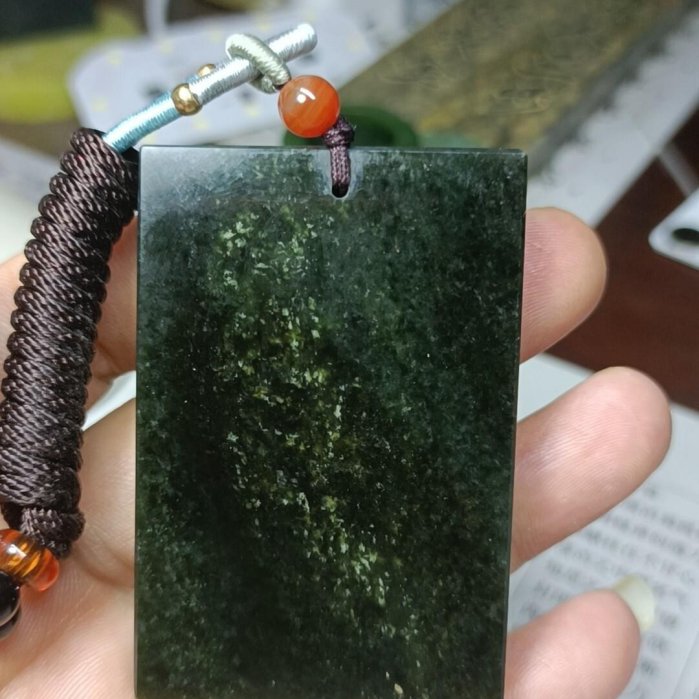 和田玉　【新品　未使用】 和田玉青玉無事牌（編碼zwsp2）4×6×0.8厘米，采用新疆青玉精工雕刻而成