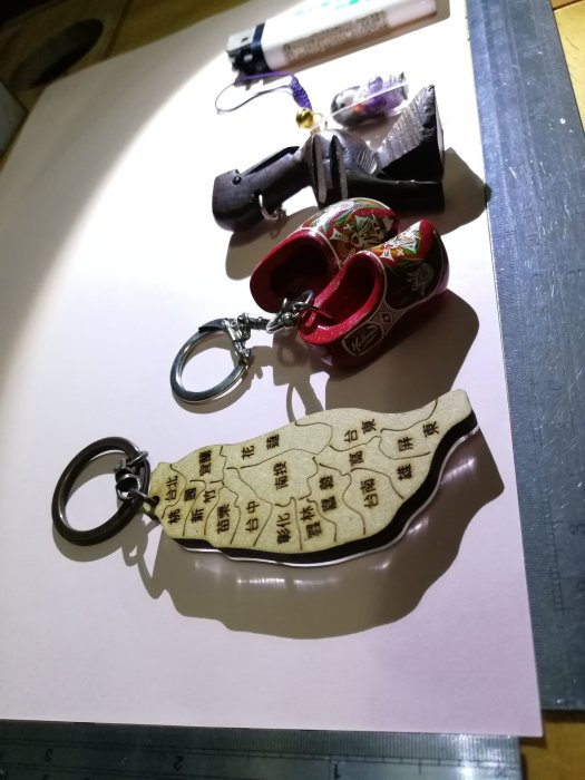 銘馨易拍重生網 108RF54  木、金屬等各材質製 臺灣、鳥、荷蘭彩繪木屐、女子等立體雕圖 鑰匙圈、吊飾 保存如圖