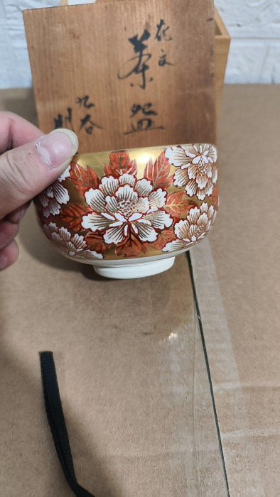 日本回流九谷燒明山作白底紅金牡丹紋手繪茶碗帶原裝木盒內壁書法題字