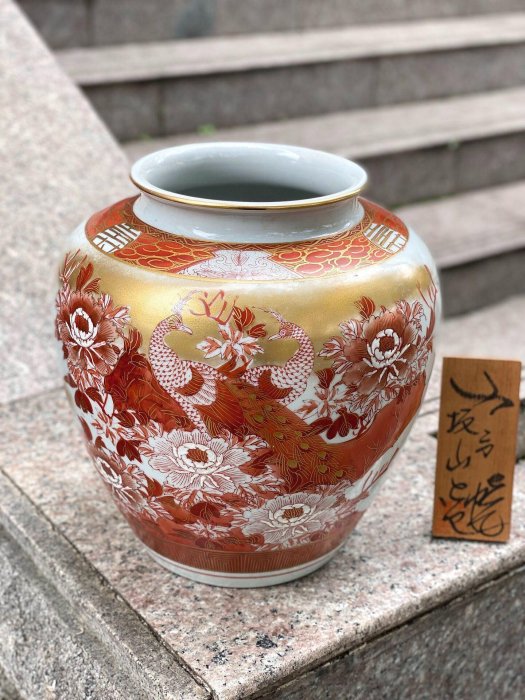嚴選日本回流九谷燒花瓶，孔雀牡丹精美彩繪，手工精製，飽滿胎體，細膩