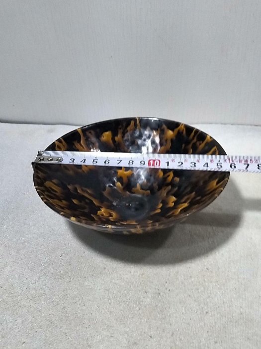 嚴選宋代吉州窯虎紋斗笠碗，釉色黑黃斑駁獨特，胎質細膩底部有款識