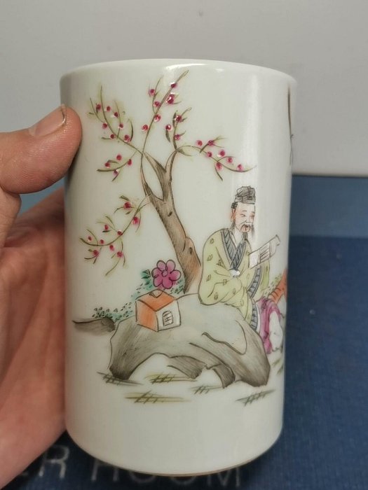 嚴選同治年制粉彩人物筆筒美工精湛老者教書圖漂亮蝴蝶裝飾高級收藏品