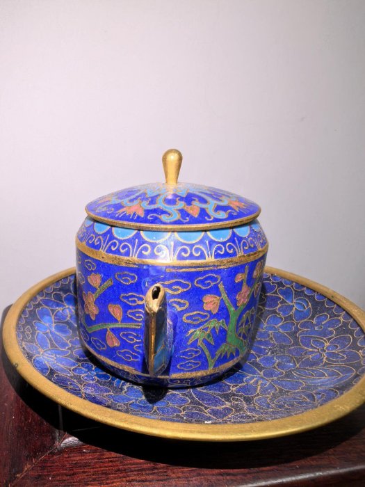 景泰藍銅胎掐絲壺，藍底金花手工精製，規整造型適合收藏與泡茶，附托盤