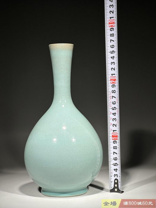 宋代汝窯天青釉膽瓶器型規整長頸細長瓶身飽滿釉色溫潤如玉開片自然釉面