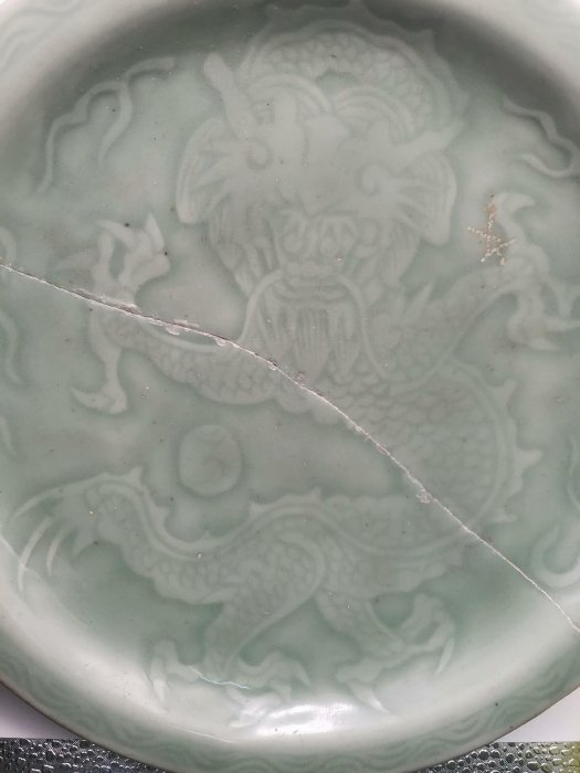 嚴選雍正青釉瓷器，正面雙龍紋精品，手工刻劃細膩，保存完好，尺寸26.4