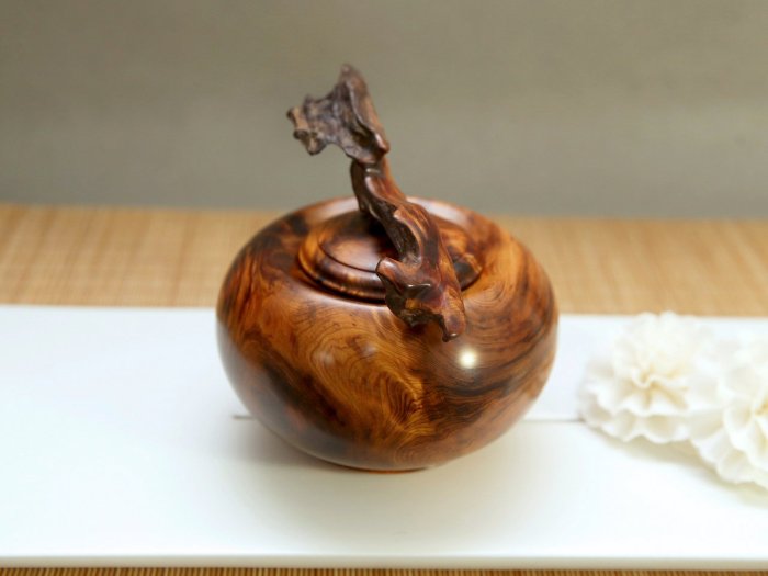 已售出)正台灣黃檜神木精品沉水級濃香紅黑油格虎斑紋榴花根料車製藝術