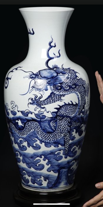 大清雍正年製　龍 大清雍正年製。 五彩瓷：蒼龍教子。