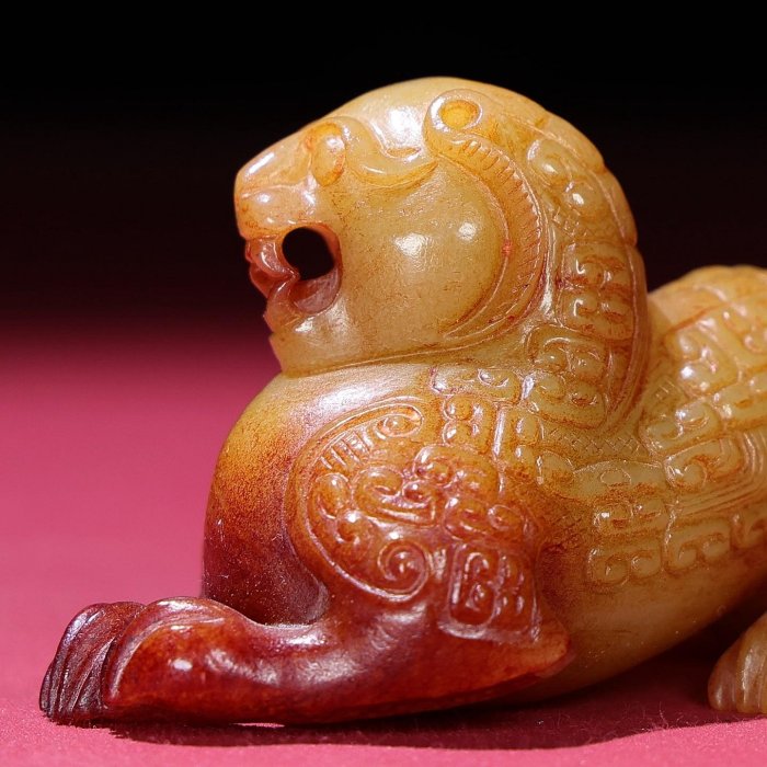 臻品旧藏，和田玉满沁宝工玉虎把包浆厚重， 沁色入骨工艺精湛，犀利民
