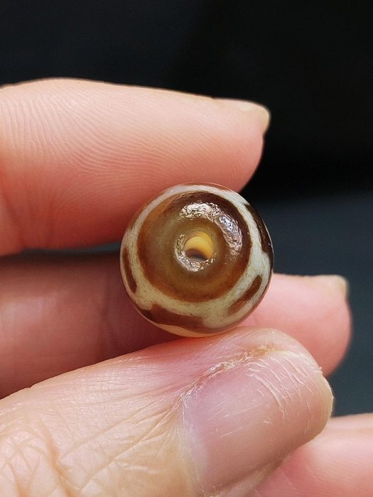 嚴選藏傳蓮花天珠，天然瑪瑙古法雕琢，圓潤小巧蓮花紋清雅規整，黑白包