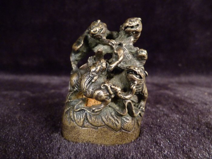古銅　漢詩刻　獅子摘　印材　紙鎮　置物　V　7501 古銅 漢詩刻 獅子摘 印材 紙鎮 置物 V 7501 - メルカリ