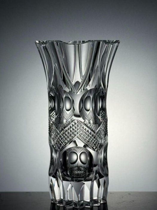 嚴選Hoya豪雅MUSEUM CRYSTAL高端水晶花瓶，稀有大切面切割，尺寸高25cm