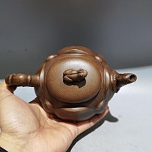 品名：青蛙荷葉壺底款：陳鳴遠8562 尺寸：17/9cm..容量：400cc泥料