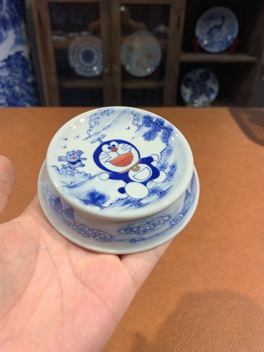 景德鎮青花哆啦A夢山水蓋置壺，手工組件彩繪藝術品，尺寸8.5公分，釉光