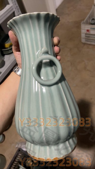 龍泉窯雙耳瓶豆青釉瓶身瓜棱紋飾造型典雅大方釉色溫潤均勻胎質細膩瓶身