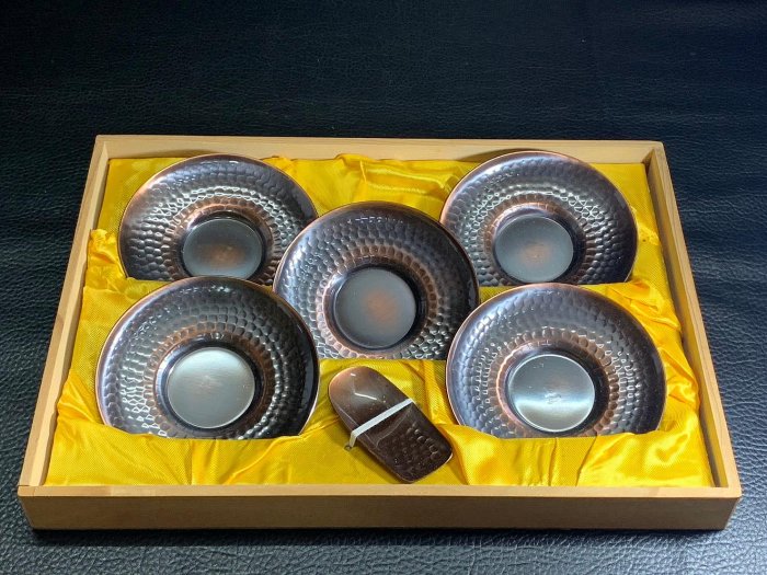 藏舊尋寶屋】老日本傳統金工藝飛鳥堂造純銅落款銅鎚目雕刻茶托x5/茶則